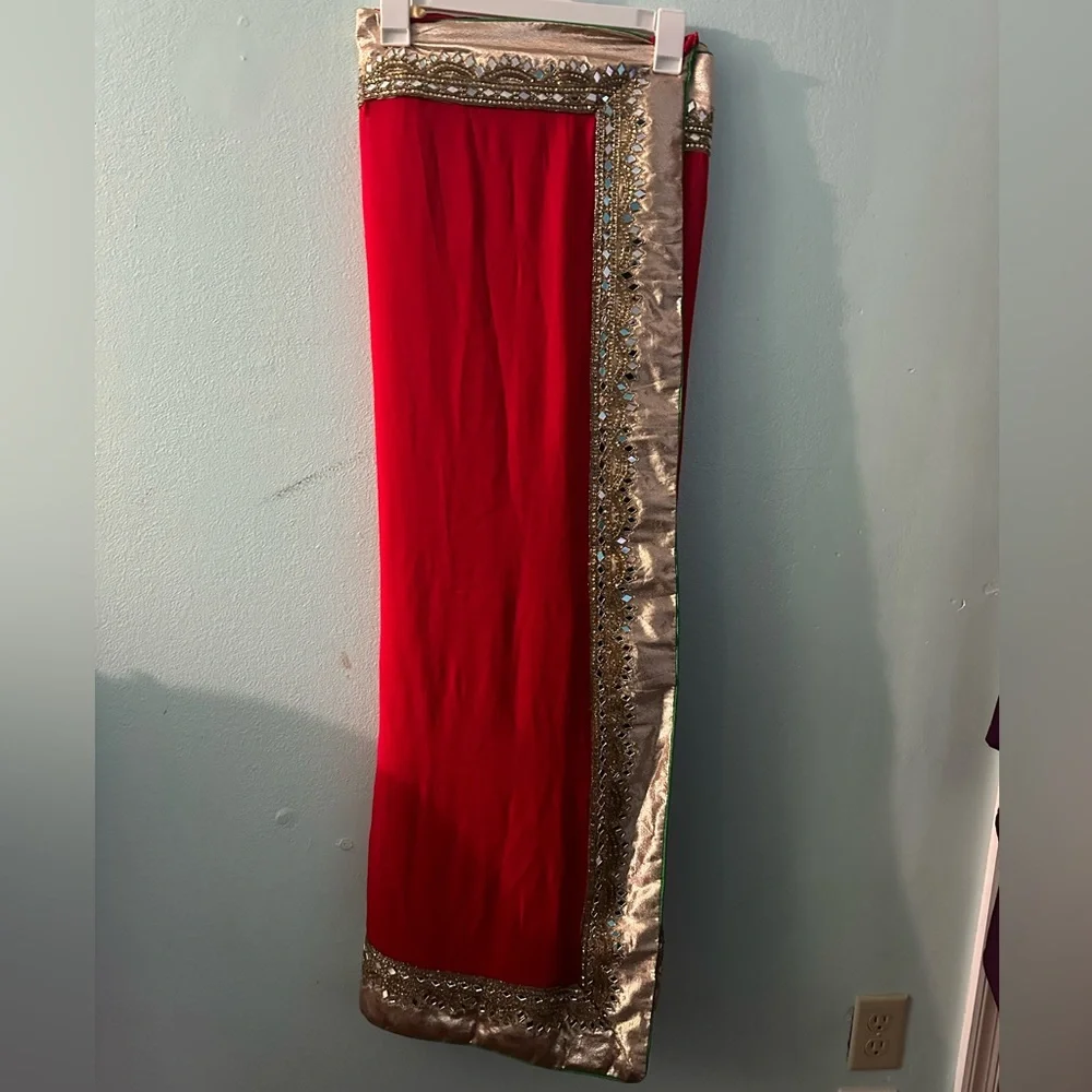 Elegant Red and Gold Women's Saree - Picture 4 of 4